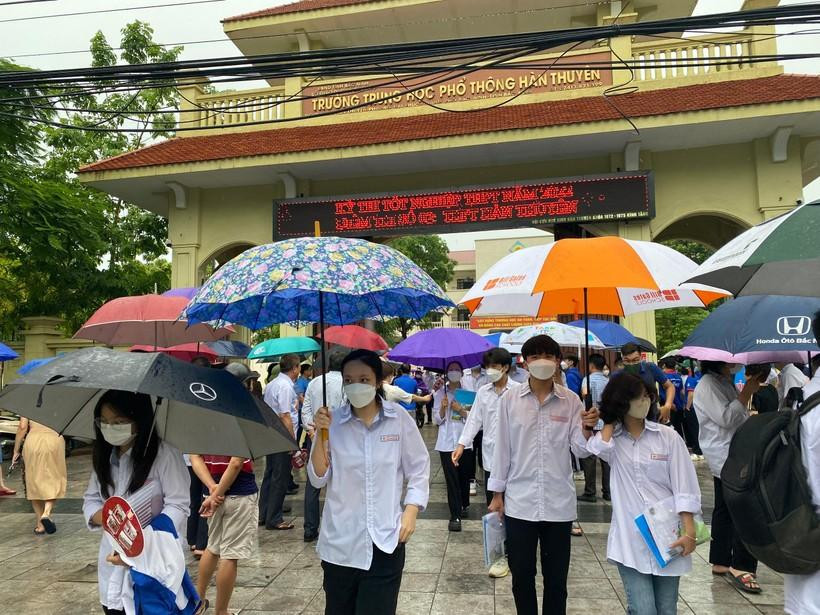 Sau bài thi tổ hợp, thời tiết ảnh hưởng việc di chuyển của thí sinh.