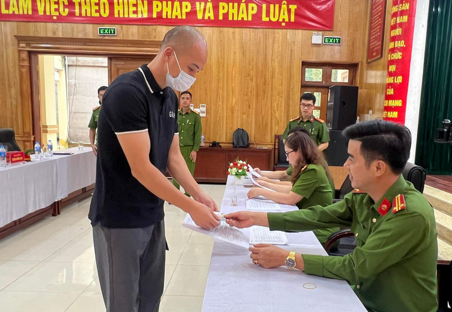 Trao căn cước công dân cho 40 người vừa được tái hòa nhập cộng đồng. Trao căn cước công dân cho 40 người vừa được tái hòa nhập cộng đồng.
