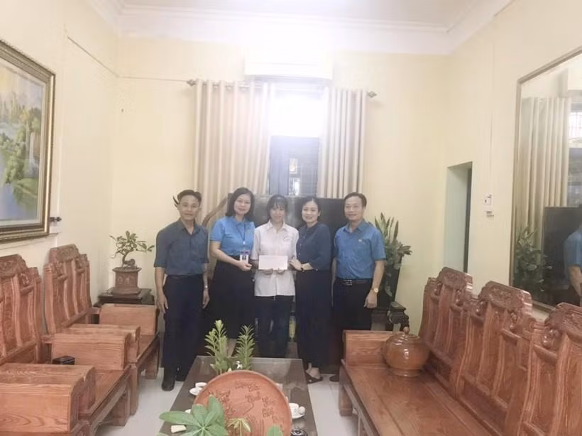 Bà Trần Thúy Hoàn – Chủ tịch Công đoàn ngành Giáo dục Bắc Giang thăm tặng quà cho học sinh Nguyễn Thị Thu Hằng tại trường THPT Lục Ngạn số 3.