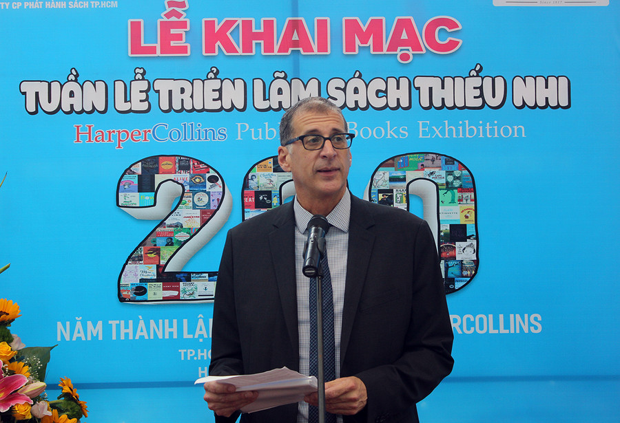 Ông David Wolfson- Phó Chủ tịch NXB HarperCollins - phát biểu khai mạc triển lãm Ông David Wolfson- Phó Chủ tịch NXB HarperCollins - phát biểu khai mạc triển lãm