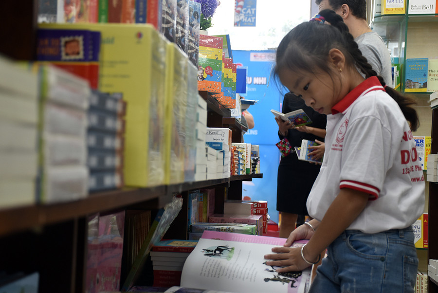 Các em thiếu nhi xem sách tại triển lãm Các em thiếu nhi xem sách tại triển lãm