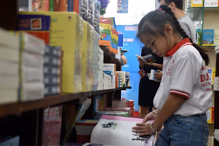 Các em thiếu nhi xem sách tại triển lãm