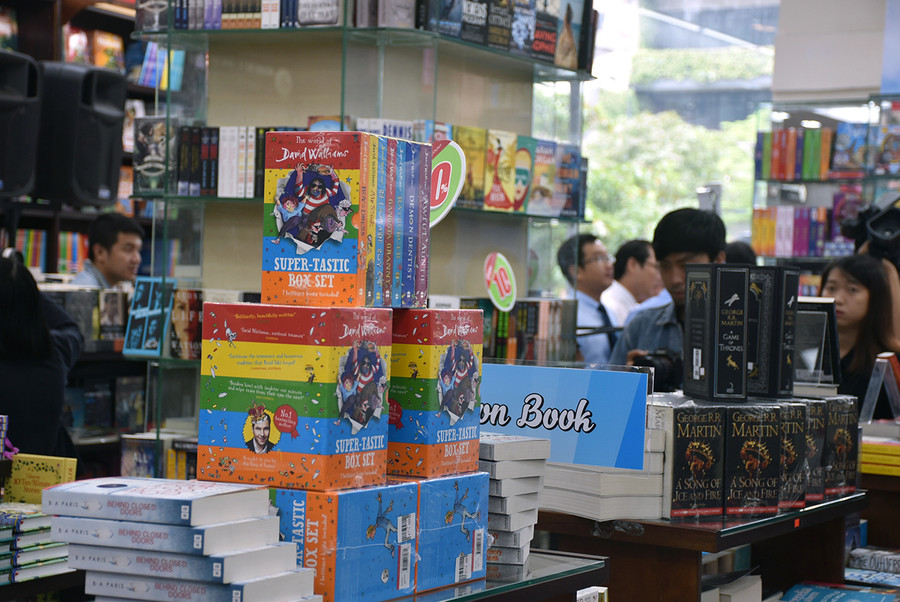 Một góc trưng bày sách của HarperCollins Một góc trưng bày sách của HarperCollins