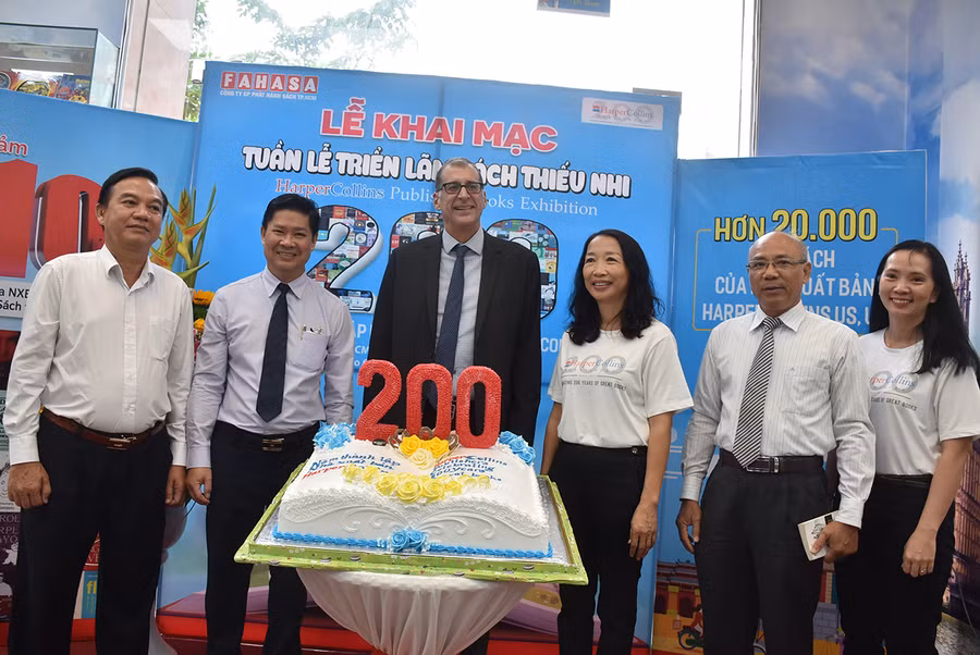 Đại diện hai đơn vị khai mạc triển lãm sách