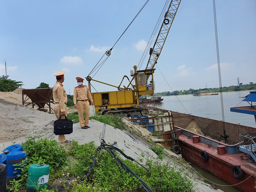 Lực lượng chức năng kiểm tra bến bãi tập kết vật liệu xây dựng không phép.