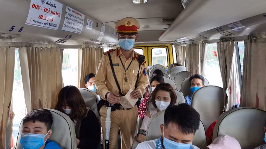 Tuyên truyền phòng chống dịch trên các tuyến xe khách về Hà Nội.