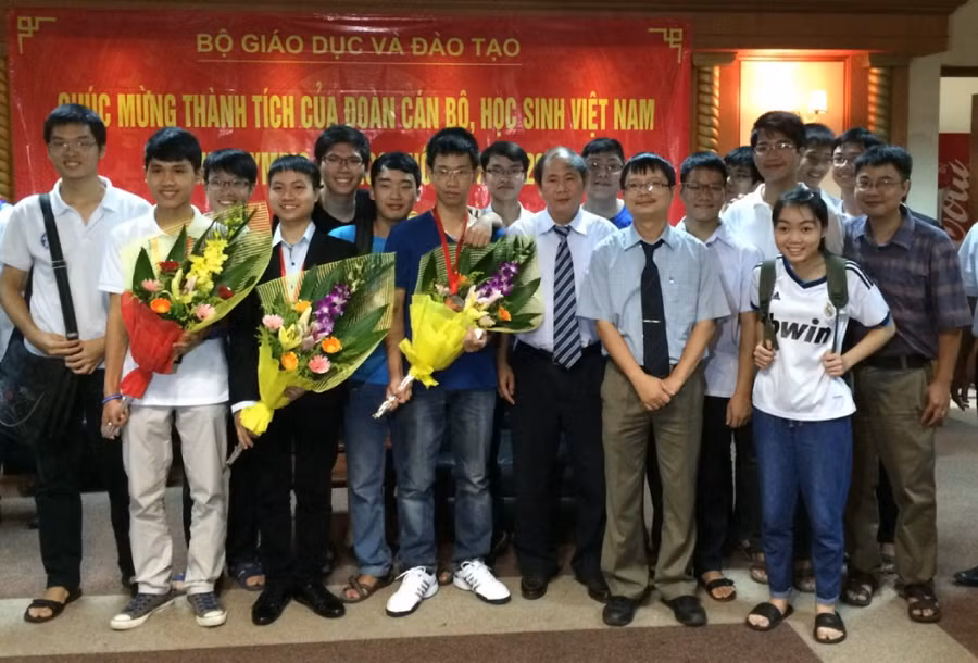 Việt cùng bạn bè, thầy cô Trường Chuyên KHTN