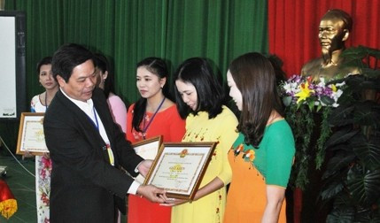 Ông Lê Văn Chính – Phó Giám đốc Sở GD&ĐT Quảng Nam – Trưởng Ban tổ chức trao giải nhất cho các thí sinh