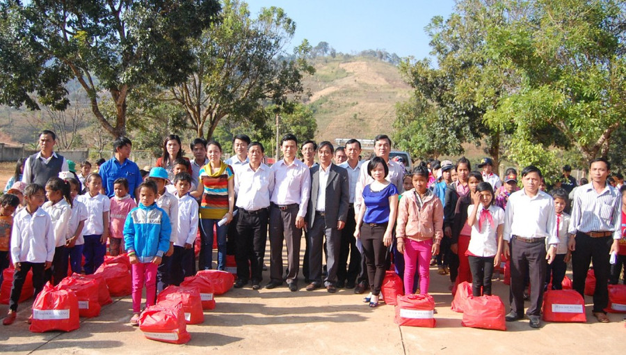 Những suất quà nghĩa tình được Công đoàn ĐH Đà Nẵng trao tận tay học sinh nghèo vượt khó. Những suất quà nghĩa tình được Công đoàn ĐH Đà Nẵng trao tận tay học sinh nghèo vượt khó.