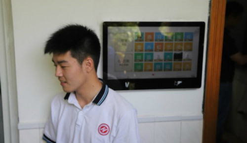 Một học sinh nam điểm danh bằng camera quét khuôn mặt tại Trường trung học số 11 ở Hàng Châu, tỉnh Chiết Giang Một học sinh nam điểm danh bằng camera quét khuôn mặt tại Trường trung học số 11 ở Hàng Châu, tỉnh Chiết Giang, vào ngày 15/5/2018. Ảnh ImageChina