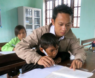 Thầy giáo Hồ Tiến Nam dạy chữ cho các em học sinh.