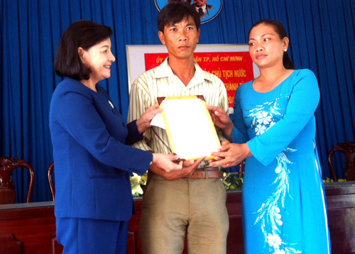 Vợ chồng chị Thủy nhận bằng khen của Chủ tịch nước Vợ chồng chị Thủy nhận bằng khen của Chủ tịch nước