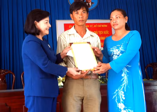 Vợ chồng chị Thủy nhận bằng khen của Chủ tịch nước