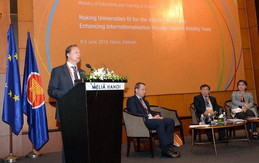 Các đại biểu tham luận tại diễn đàn Các đại biểu tham luận tại diễn đàn