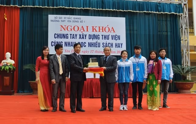 Bộ Giáo dục và Đào tạo tặng sách đầu năm cho các trường học