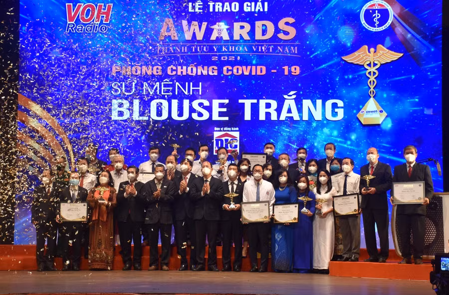 Đại diện 10 đơn vị nhận giải Ban tổ chức vinh danh mô hình “Bệnh viện chị” hỗ trợ “Bệnh viện em” của Bệnh viện nhân dân Gia Định. “Thành tựu Y khoa Việt Nam năm 2021” cùng Ban tổ chức trong đêm vinh danh.