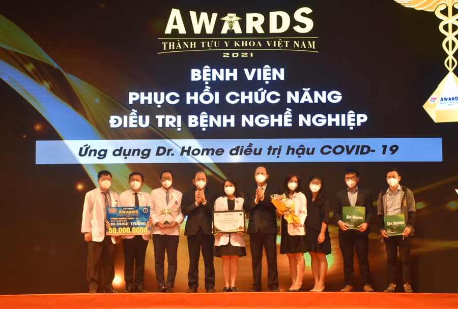 Ban tổ chức vinh danh mô hình "Ứng dụng Dr.Home điều trị hậu Covid-19" của Bệnh viện Phục hồi chức năng – Điều trị Bệnh nghề nghiệp.