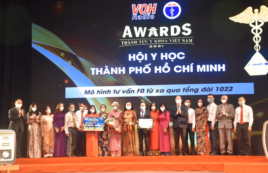 Ban tổ chức vinh danh mô hình "Tư vấn F0 từ xa qua tổng đài 1022" của Hội Y học Thành phố Hồ Chí Minh.