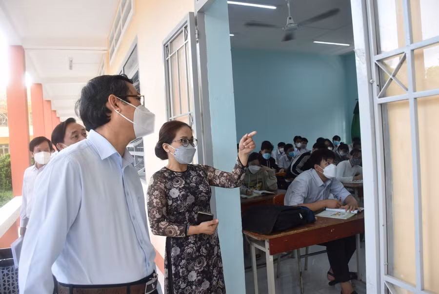 Thứ trưởng Nguyễn Văn Phúc và đoàn công tác kiểm tra việc dạy học tại Trường THPT Rạch Kiến (huyện Cần Đước, Long An).