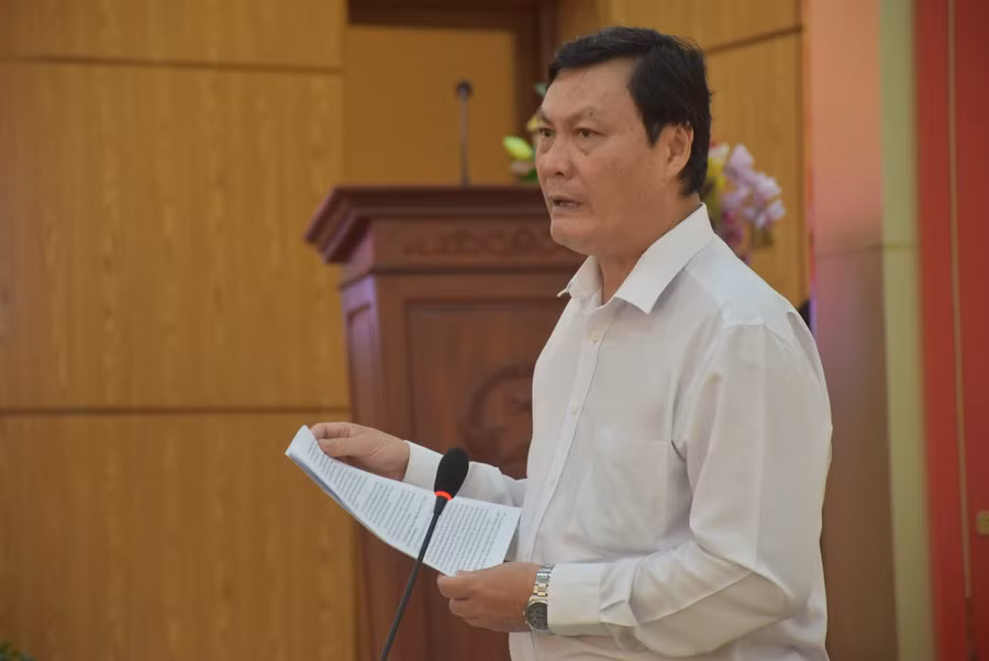 Ông Nguyễn Thanh Tiệp- Giám đốc Sở GD&amp;ĐT tỉnh Long An báo cáo tình hình đi học trực tiếp với đoàn công tác.