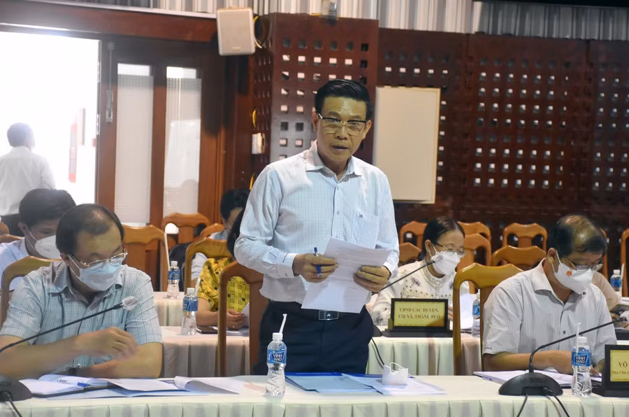 Ông Nguyễn Văn Phước - Phó giám đốc Sở GD&amp;ĐT tỉnh Tây Ninh báo cáo tình hình đi học với đoàn công tác.