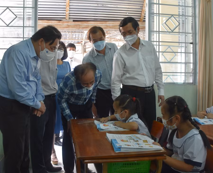 Thứ trưởng Nguyễn Văn Phúc và đoàn công tác kiểm tra khả năng đọc chữ của học sinh lớp 1 tại TrườngTiểu học Thị Trấn (Thị xã Hòa Thành, Tây Ninh)