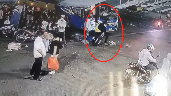 Camera ở bến xe ghi cảnh Nghĩa xuống xe khách lúc 4h38 ngày 12/2 và kéo vali đi về hướng cổng 5 rồi "mất tích".