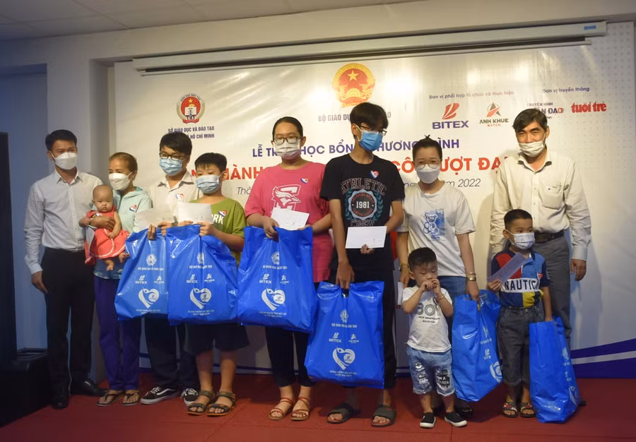 Ban tổ chức trao học bổng cho các em học sinh.