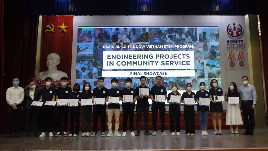 Ban tổ chức trao giải Nhất cho Dự án Găng tay phục hồi chức năng của đội tuyển DUT Team1 - ANNAM (Trường ĐH Bách khoa Đà Nẵng).