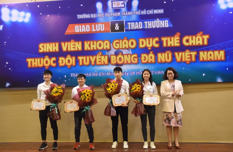 TS Bùi Trần Quỳnh Ngọc (Phó Hiệu trưởng HCMUE, bìa phải) tuyên dương 4 nữ tuyển thủ của trường.