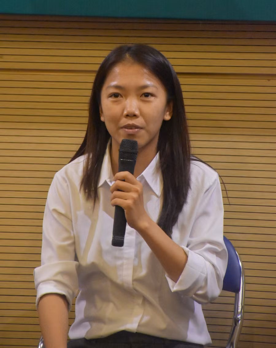 Tiền đạo Huỳnh Như (đội trưởng đội tuyển bóng đá nữ Việt Nam) chia sẻ tại buổi giao lưu.