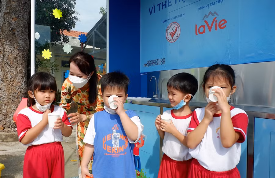 Học sinh Trường mầm non thị trấn Tân Hưng tiếp cận hệ thống cung cấp nước uống trực tiếp được trao tặng bởi La Vie và Hội Bảo trợ Bệnh nhân nghèo TPHCM.