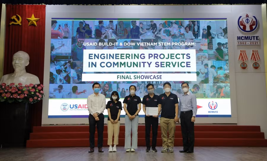 Ban tổ chức trao giải Ba cho Dự án Phần mềm hỗ trợ chẩn đoán ung thư vú của đội IUH Team2 - iDr (Trường ĐH Công nghiệp TPHCM).