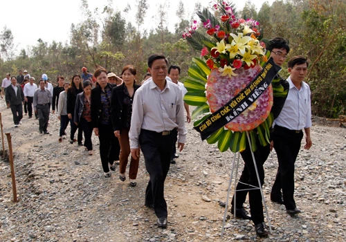 Người dân đến viếng mộ Đại tướng Võ Nguyên Giáp ở Vũng Chùa (Quảng Bình)