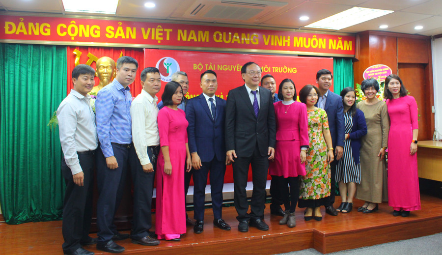 Lãnh đạo Bộ TN&MT cùng tập thể cán bộ Tạp chí TN&MT chúc mừng tân Tổng biên tập Tạp chí TN&MT. Lãnh đạo Bộ TN&MT cùng tập thể cán bộ Tạp chí TN&MT chúc mừng tân Tổng biên tập Tạp chí TN&MT.
