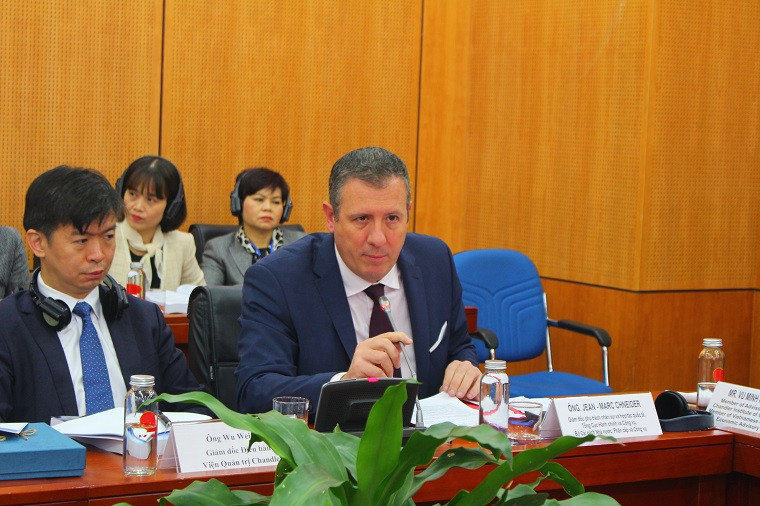 Ông Jean-Marc Chneider - Giám đốc phụ trách nhân sự và hợp tác quốc tế, Tổng cục Hành chính và công vụ, Bộ Cải cách nhà nước, phân cấp và công vụ, Cộng hòa Pháp phát biểu.