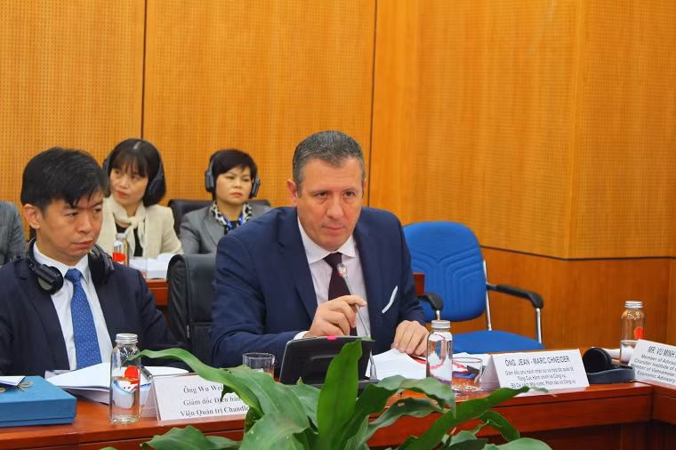 Ông Jean-Marc Chneider - Giám đốc phụ trách nhân sự và hợp tác quốc tế, Tổng cục Hành chính và công vụ, Bộ Cải cách nhà nước, phân cấp và công vụ, Cộng hòa Pháp phát biểu.