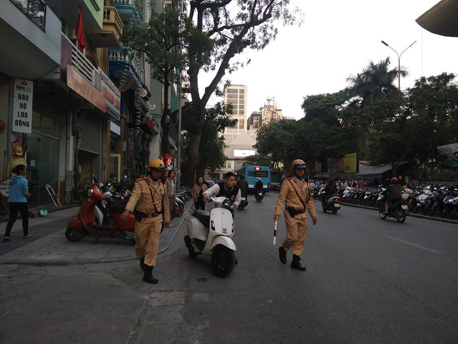 Lực lượng chức năng tiến hành xử lý phương tiện ngược chiều trên phố Yết Kiêu.