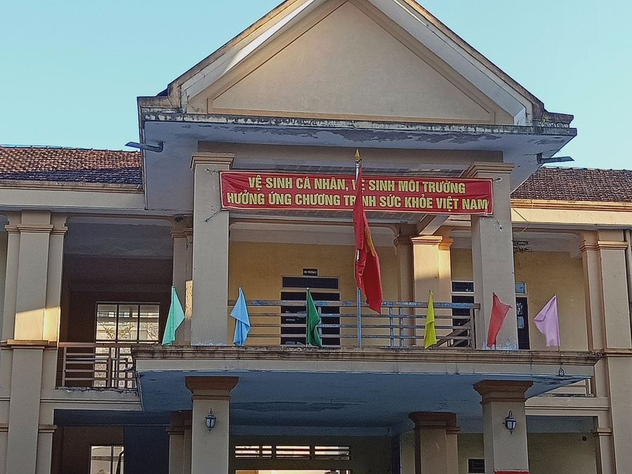 Băng rôn, poster tuyên truyền trước hội trường UBND xã Quỳnh Nghĩa. Băng rôn, poster tuyên truyền trước hội trường UBND xã Quỳnh Nghĩa.