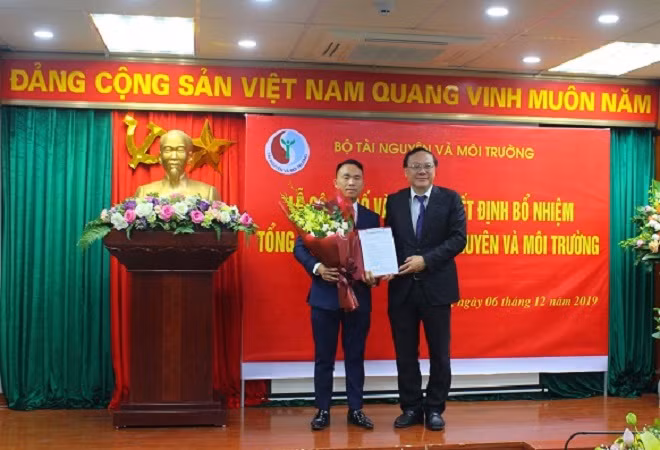 Thứ trưởng Bộ TN&MT Lê Công Thành trao Quyết định bổ nhiệm ông Đào Xuân Hưng làm Tổng Biên tập Tạp chí Tài nguyên và Môi trường.