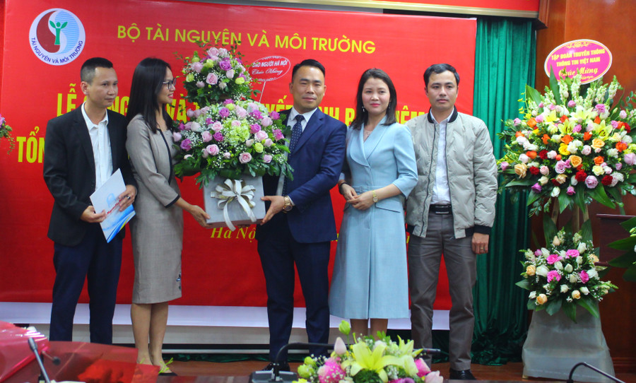 Lãnh đạo Báo Người Hà Nội chúc mừng tân Tổng biên tập Tạp chí TN&MT Đào Xuân Hưng. Lãnh đạo Báo Người Hà Nội chúc mừng tân Tổng biên tập Tạp chí TN&MT Đào Xuân Hưng.