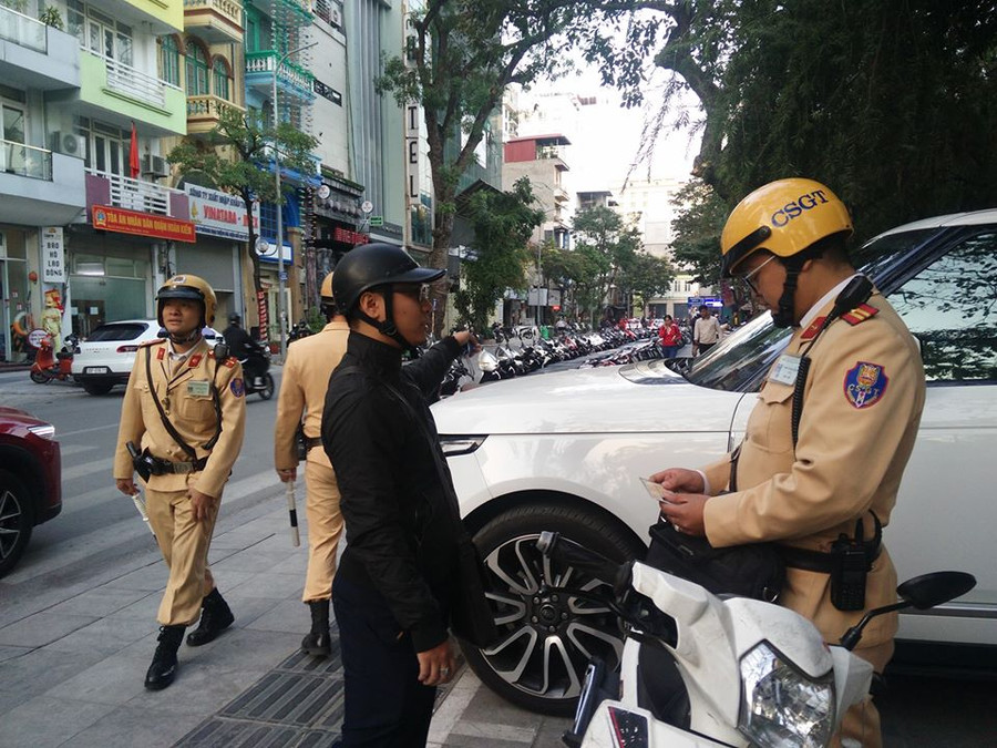 Lực lượng CSGT tuyên truyền, nhắc nhở và xử lý nghiêm vi phạm đi ngược chiều tuyến phố Yết Kiêu.