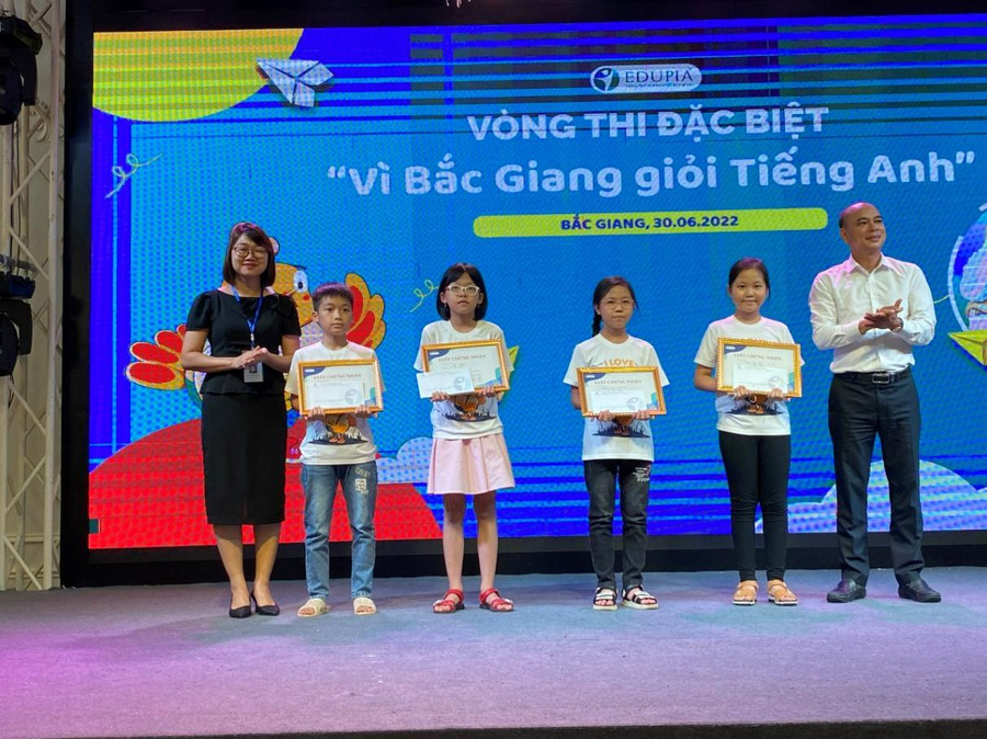 Ban tổ chức trao giải Ba của cuộc thi. Ban tổ chức trao giải Ba của cuộc thi.