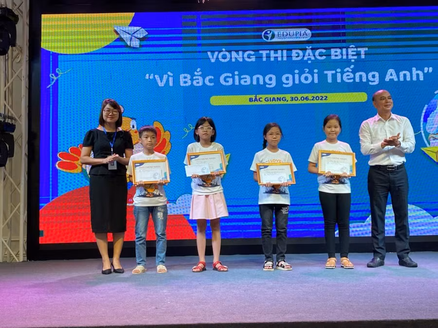 Ban tổ chức trao giải Ba của cuộc thi. Ban tổ chức trao giải Ba của cuộc thi.