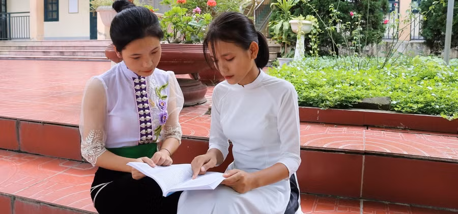 Học sinh Trường THPT Dân tộc nội trú tỉnh Điện Biên cùng nhau ôn bài. Ảnh NT.