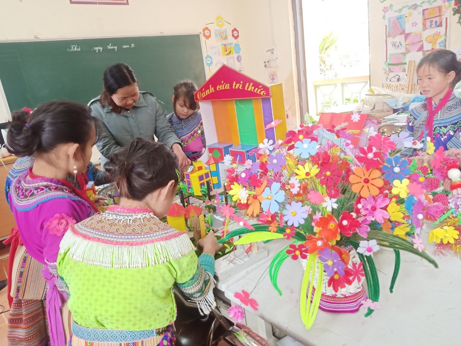 Cô giáo Hoàng Thị Thủy - Trường Phổ thông DTBT Tiểu học số 1 xã Sín Chéng (Lào Cai). Ảnh NVCC.