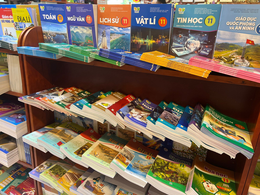Sách giáo khoa được bày bán tại các cửa hàng. Sách giáo khoa được bày bán tại các cửa hàng.