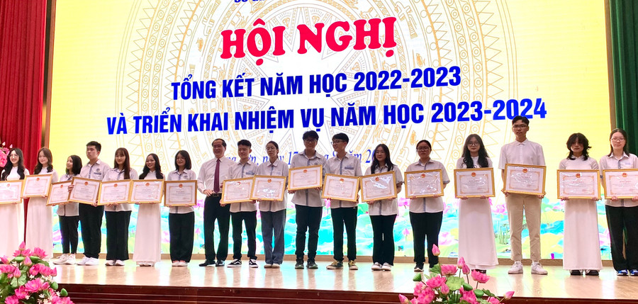 Ông Dương Xuân Huyên trao phần thưởng cho học sinh đạt giải tại kỳ thi học sinh giỏi quốc gia; khoa học kỹ thuật. Ảnh Ngô Chuyên.