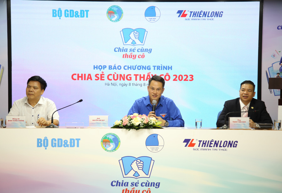 Anh Nguyễn Kim Quy (giữa) – Phó chủ tịch Thường trực Hội Liên hiệp thanh niên Việt Nam. Anh Nguyễn Kim Quy (giữa) – Phó chủ tịch Thường trực Hội Liên hiệp thanh niên Việt Nam.