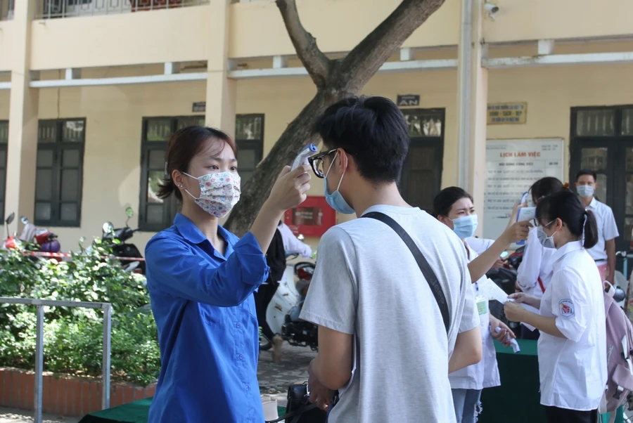 Thí sinh làm thủ tục dự thi tốt nghiệp THPT chiều 6/7 tại Hà Nội